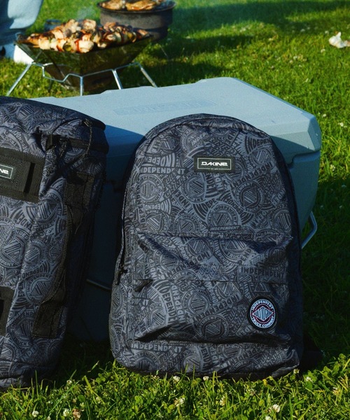 DAKINE(ダカイン)の「DAKINE 365 BACKPACK X I 【DAKINE × INDEPENDENT】バックパック/リュック 21L【2025年秋冬モデル】/ダカインインディペンデントコラボバックパック・リュックサック(バックパック/リュック・メンズ・ブラック系その他/エンジ・FREE)」の1枚目の写真