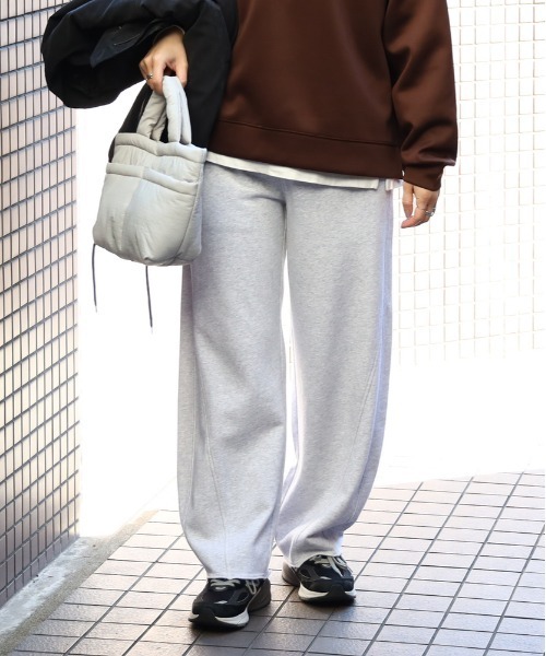 Right-on(ライトオン)の「【HONEYSUCKLE ROSE】加工スウェットパンツ (トレンド/リラックス/柔らか素材/微光沢)(その他パンツ・レディース・オフホワイト/ダークグレー/ブラック/グレー・S/M/L)」の3枚目の写真