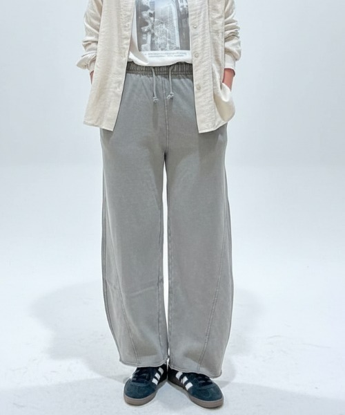 Right-on(ライトオン)の「【HONEYSUCKLE ROSE】加工スウェットパンツ (トレンド/リラックス/柔らか素材/微光沢)(その他パンツ・レディース・オフホワイト/ダークグレー/ブラック/グレー・S/M/L)」の4枚目の写真