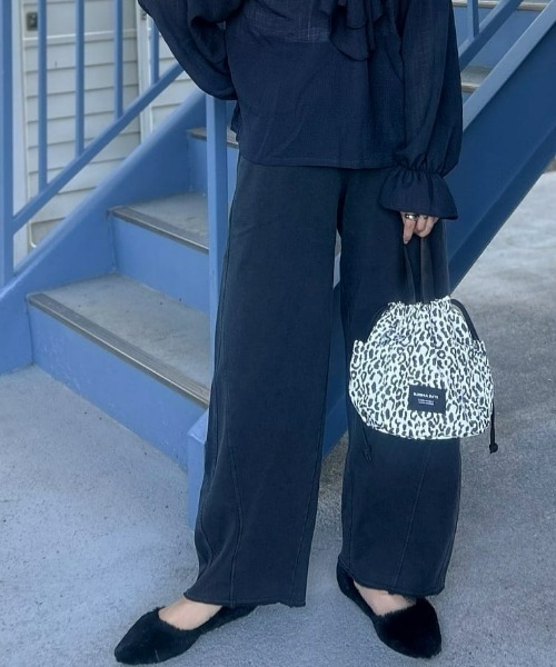 Right-on(ライトオン)の「【HONEYSUCKLE ROSE】加工スウェットパンツ (トレンド/リラックス/柔らか素材/微光沢)(その他パンツ・レディース・オフホワイト/ダークグレー/ブラック/グレー・S/M/L)」の1枚目の写真