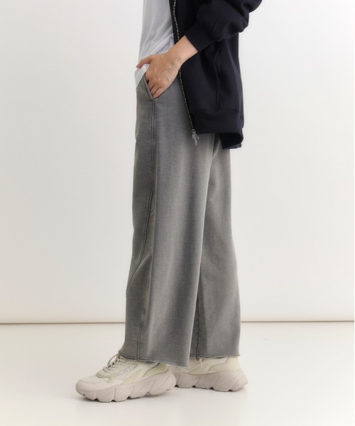 Right-on（ライトオン）の「【HONEYSUCKLE ROSE】加工スウェットパンツ (トレンド/リラックス/柔らか素材/微光沢)（スウェットパンツ・レディース・ダークグレー/ブラック/オフホワイト/グレー・S/L/M）」の18枚目の写真