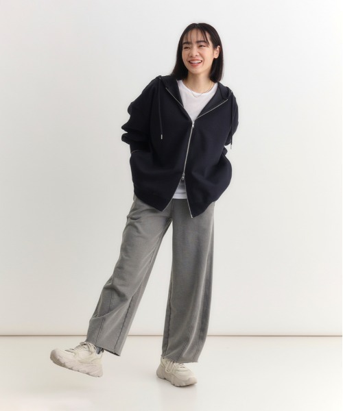 Right-on（ライトオン）の「【HONEYSUCKLE ROSE】加工スウェットパンツ (トレンド/リラックス/柔らか素材/微光沢)（スウェットパンツ・レディース・ダークグレー/ブラック/オフホワイト/グレー・S/L/M）」の14枚目の写真