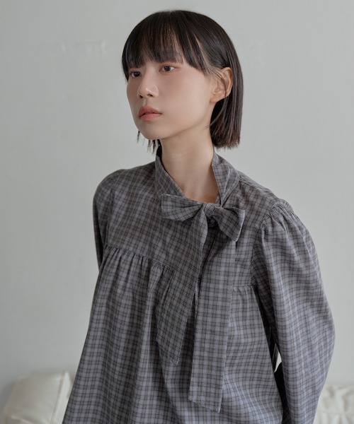 UNE MANSION(ユヌマンション)の「オータムチェックパターンリボンタイラブリーブラウス(シャツ/ブラウス・レディース・グレー/ネイビー・FREE)」の2枚目の写真