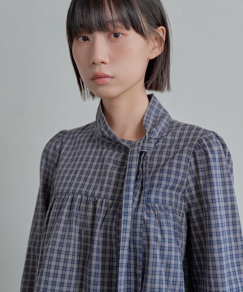 UNE MANSION(ユヌマンション)の「オータムチェックパターンリボンタイラブリーブラウス(シャツ/ブラウス・レディース・グレー/ネイビー・FREE)」の10枚目の写真