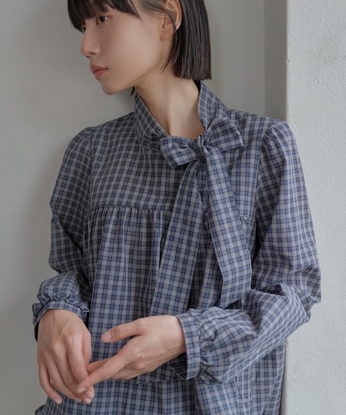 UNE MANSION(ユヌマンション)の「オータムチェックパターンリボンタイラブリーブラウス(シャツ/ブラウス・レディース・グレー/ネイビー・FREE)」の6枚目の写真