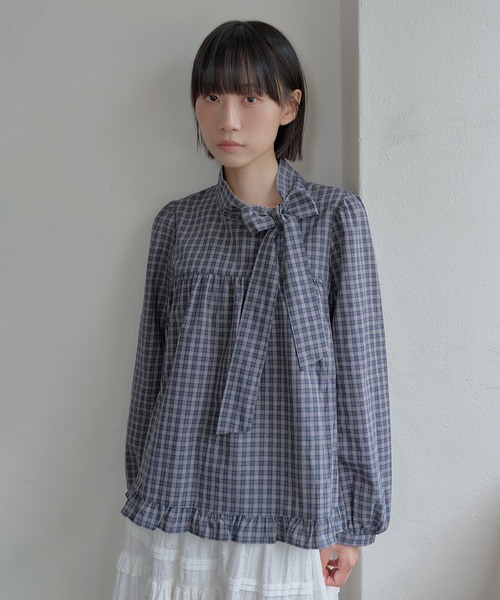 UNE MANSION(ユヌマンション)の「オータムチェックパターンリボンタイラブリーブラウス(シャツ/ブラウス・レディース・グレー/ネイビー・FREE)」の5枚目の写真
