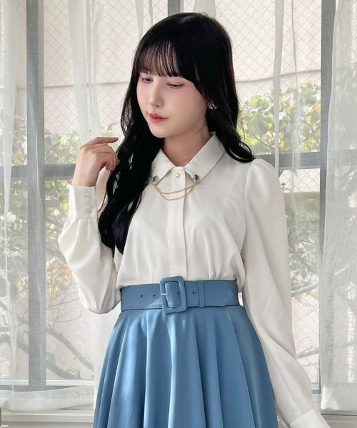 an another angelus(アンアナザーアンジェラス)の「ローズカメオブローチ付きブラウス/fint フィント(シャツ/ブラウス・レディース・ピンクベージュ/オフホワイト・FREE)」の1枚目の写真