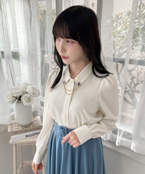 an another angelus(アンアナザーアンジェラス)の「ローズカメオブローチ付きブラウス/fint フィント(シャツ/ブラウス・レディース・ピンクベージュ/オフホワイト・FREE)」の3枚目の写真