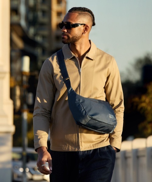 Bellroy(ベルロイ)/Laneway Crescent Bag 7L Ink（ショルダーバッグ