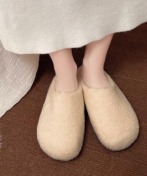 LOWO（ロワ）の「ボア スリッポン／もこもこ外履き／軽量 防寒 ふわふわ 冬スリッポン（ルームシューズ/スリッパ）」