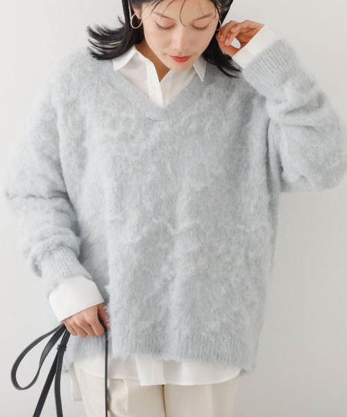 abahouse mavie(アバハウスマヴィ)の「ブラッシュドVネックニット(ニット/セーター・レディース・セージグリーン/チャコールグレー/ライトグレー・フリー)」の2枚目の写真
