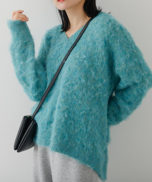 abahouse mavie(アバハウスマヴィ)の「ブラッシュドVネックニット(ニット/セーター・レディース・セージグリーン/チャコールグレー/ライトグレー・フリー)」の3枚目の写真