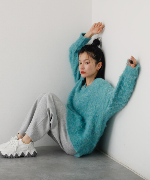 abahouse mavie(アバハウスマヴィ)の「ブラッシュドVネックニット(ニット/セーター・レディース・セージグリーン/チャコールグレー/ライトグレー・フリー)」の4枚目の写真