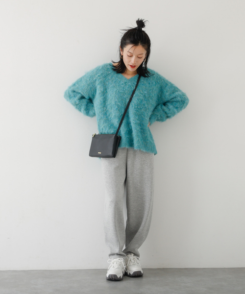 abahouse mavie(アバハウスマヴィ)の「ブラッシュドVネックニット(ニット/セーター・レディース・セージグリーン/チャコールグレー/ライトグレー・フリー)」の13枚目の写真