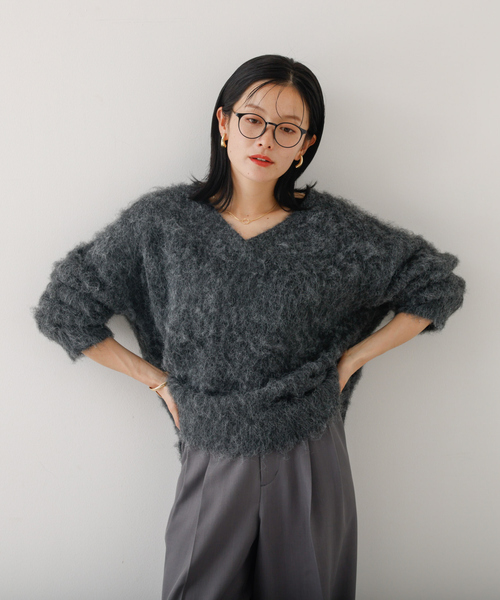 abahouse mavie(アバハウスマヴィ)の「ブラッシュドVネックニット(ニット/セーター・レディース・セージグリーン/チャコールグレー/ライトグレー・フリー)」の21枚目の写真