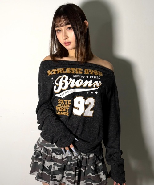 .KOM（ドットコム）の「A'GEM/9 × .kom 『.KOMZ/ドットケーオーエムゼット』NYカレッジプリントロングスリーブ（Tシャツ/カットソー・レディース・ブラウン/ブラック・FREE）」の5枚目の写真