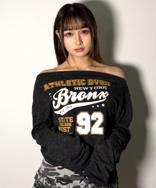 .KOM（ドットコム）の「A'GEM/9 × .kom 『.KOMZ/ドットケーオーエムゼット』NYカレッジプリントロングスリーブ（Tシャツ/カットソー・レディース・ブラウン/ブラック・FREE）」の4枚目の写真