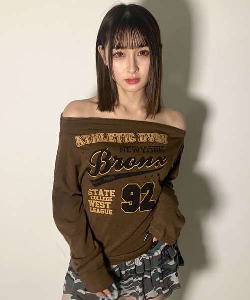.KOM（ドットコム）の「A'GEM/9 × .kom 『.KOMZ/ドットケーオーエムゼット』NYカレッジプリントロングスリーブ（Tシャツ/カットソー・レディース・ブラウン/ブラック・FREE）」の13枚目の写真