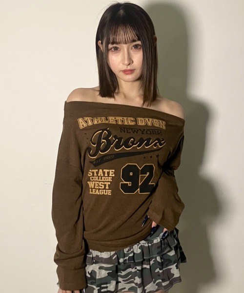 .KOM（ドットコム）の「A'GEM/9 × .kom 『.KOMZ/ドットケーオーエムゼット』NYカレッジプリントロングスリーブ（Tシャツ/カットソー・レディース・ブラウン/ブラック・FREE）」の14枚目の写真