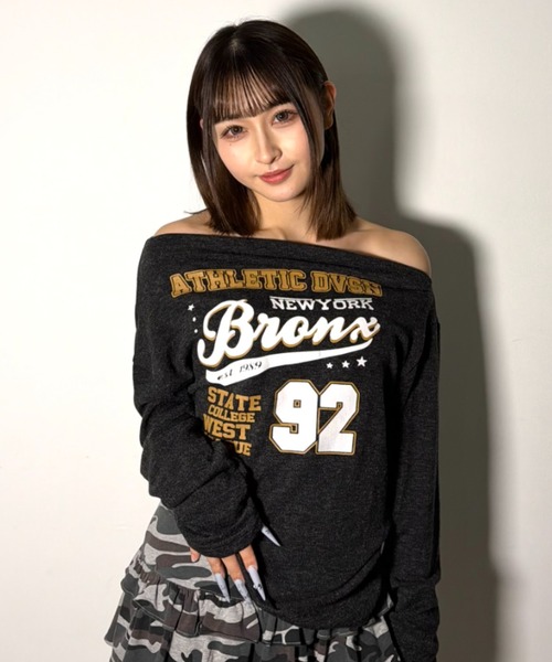 .KOM（ドットコム）の「A'GEM/9 × .kom 『.KOMZ/ドットケーオーエムゼット』NYカレッジプリントロングスリーブ（Tシャツ/カットソー・レディース・ブラウン/ブラック・FREE）」の3枚目の写真