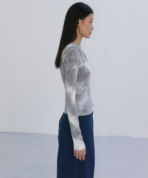EN OR(エンオール)の「CUT-OUT TIEDYE T-SHIRTS - GREY(Tシャツ/カットソー・レディース・その他・SMALL/MEDIUM)」の3枚目の写真