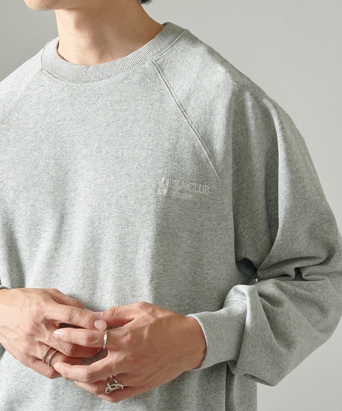 MAISON CLUB(メゾンクラブ)の「【MAISON CLUB】Embroidery Logo Sweater ~LESS IS MORE~ / ラグランスリーブロゴ刺繍スウェット KKP(スウェット・メンズ・ブラック/グレー/ネイビー・M/L)」の1枚目の写真