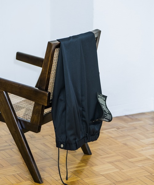 ADAM ET ROPE'(アダムエロペ)の「【NIKKE】ワイド イージー デニム スラックス / ADAM ET ROPE' JEANS -GRID-(スラックス・メンズ・ブラック系その他2/ブラック/ネイビー・L/M/S)」の1枚目の写真