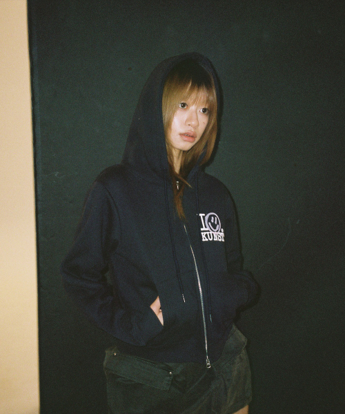 ISTKUNST（イストクンスト）の「I SMILEY KUNST CROP HOOD ZIP UP_NAVY(IK2FSMM483A)（パーカー・レディース・ネイビー・S/M）」の12枚目の写真