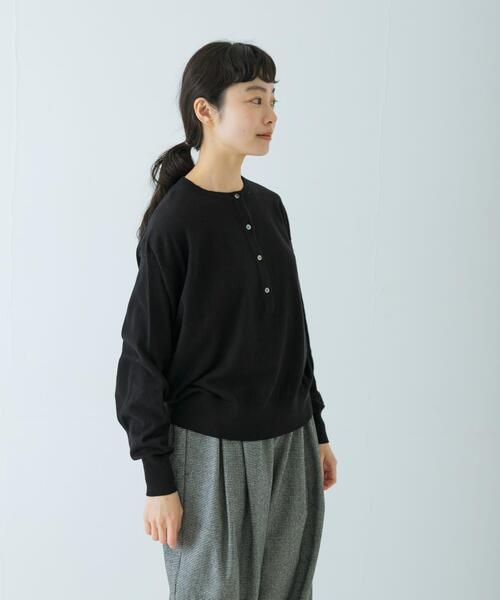 かぐれ（カグレ）の「コットンカシミヤヘンリーネックニット（ニット/セーター・レディース・ブラック/グリーン/イエロー・FREE）」の2枚目の写真
