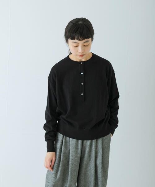 かぐれ（カグレ）の「コットンカシミヤヘンリーネックニット（ニット/セーター・レディース・ブラック/グリーン/イエロー・FREE）」の11枚目の写真