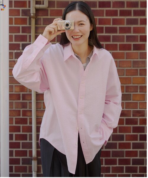 WHIMSIC(ウィムジック)の「【UNISEX】シアーサッカーストライプシャツ(シャツ/ブラウス・メンズ・ブルー/イエロー/ピンク・FREE)」の3枚目の写真