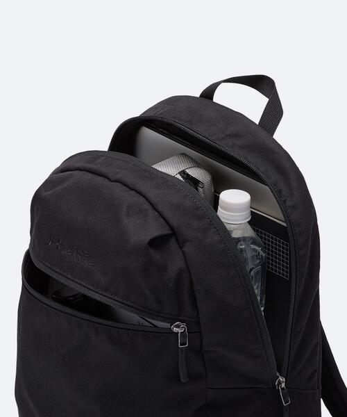 UNDER ARMOUR(アンダーアーマー)の「UAライトデー バックパック(ライフスタイル/メンズ/レディース)(バックパック/リュック・レディース・ブラック・ONESIZE)」の4枚目の写真