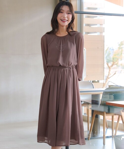 Tiaclasse(ティアクラッセ)の「ブラウジングシフォンワンピース(ワンピース・レディース・ブラック系/ネイビー系/ラベンダー/モカ・L/M/S)」の17枚目の写真