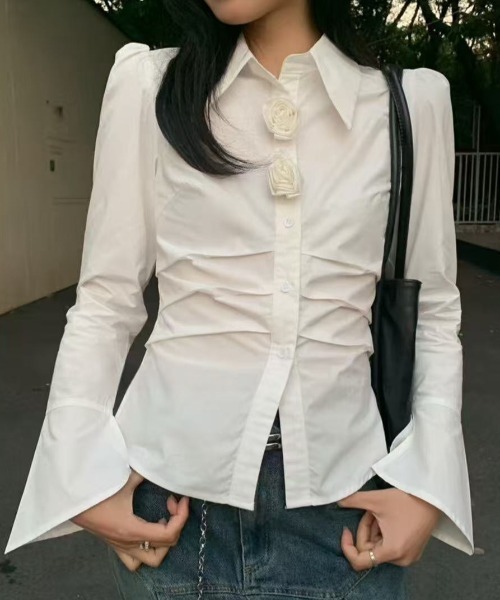 Ada.(エイダ)の「【Mellfy】フレアスリーブ タック デザイン シャツ ブラウス(シャツ/ブラウス・レディース・オフホワイト/ホワイト・FREE)」の2枚目の写真