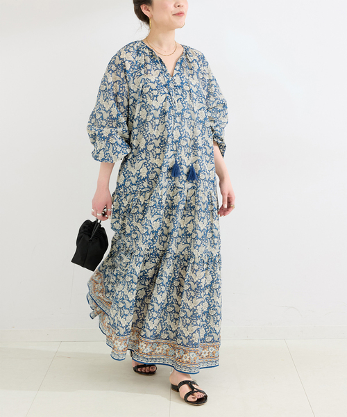 B.C STOCK（ベーセーストック）の「手洗い可 / プリントギャザーボリュームワンピース（ワンピース・レディース・ベージュ/ブルー系その他/ブラック・FREE）」の3枚目の写真