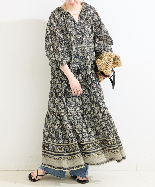 B.C STOCK（ベーセーストック）の「手洗い可 / プリントギャザーボリュームワンピース（ワンピース・レディース・ベージュ/ブルー系その他/ブラック・FREE）」の2枚目の写真