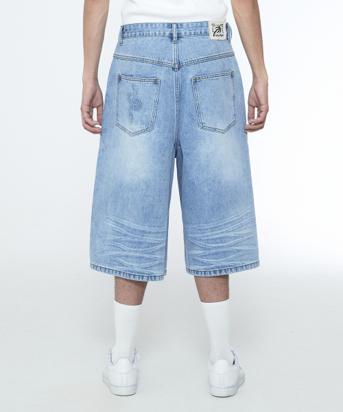SSERPE（セルぺ）の「スネークバミューダデニムパンツライトブルー（その他パンツ・レディース・その他・SMALL/MEDIUM/LARGE）」の2枚目の写真