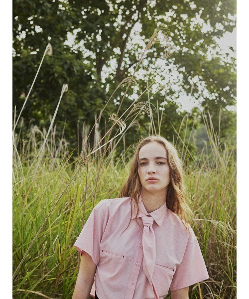 ELCHELE(エルチェレ)の「NECKTIE WITH CROPPED SHIRT(シャツ/ブラウス・レディース・ライトブルー/ピンク/オフホワイト・FREE)」の5枚目の写真