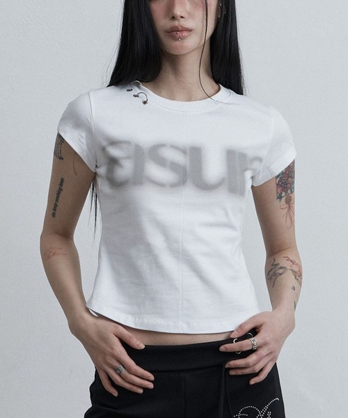 as you are(アズユーアー)の「ASUR/ピアッシングTシャツ(Tシャツ/カットソー・レディース・ブラック/ホワイト/チャコールグレー・FREE)」の2枚目の写真