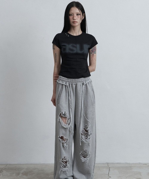 as you are(アズユーアー)の「ASUR/ピアッシングTシャツ(Tシャツ/カットソー・レディース・ブラック/ホワイト/チャコールグレー・FREE)」の6枚目の写真