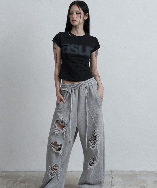 as you are(アズユーアー)の「ASUR/ピアッシングTシャツ(Tシャツ/カットソー・レディース・ブラック/ホワイト/チャコールグレー・FREE)」の5枚目の写真
