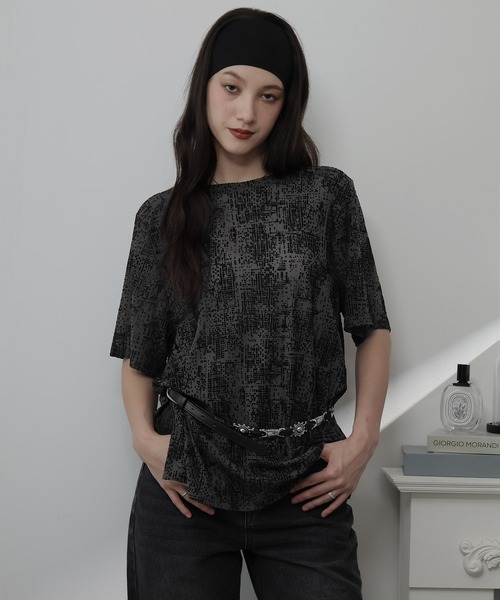Ulysses(ユリシス)の「フロッキー加工モノクロデザインTシャツ(Tシャツ/カットソー・レディース・ブラック/ダークグレー/ホワイト・F)」の3枚目の写真