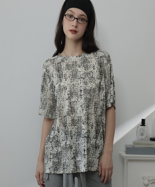 Ulysses(ユリシス)の「フロッキー加工モノクロデザインTシャツ(Tシャツ/カットソー・レディース・ブラック/ダークグレー/ホワイト・F)」の4枚目の写真