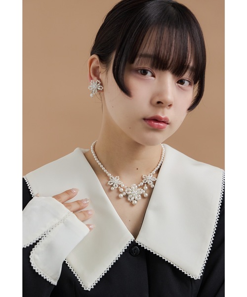niana(ニアナ)の「ボリュームパールフラワーイヤリング ゴールド シルバー 結婚式 二次会 同窓会 成人式 パーティー お呼ばれ オケージョン フォーマル(イヤリング・レディース・ゴールド/シルバー・FREE)」の7枚目の写真