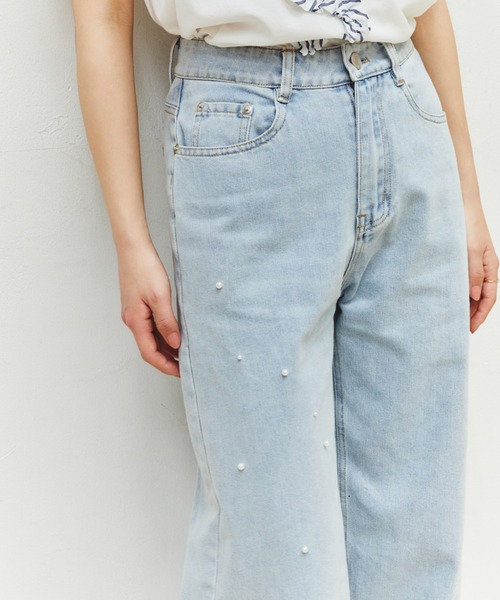 MELSOI.(メルソイ)の「ランダムパールデコレーションデニムパンツ(デニムパンツ・レディース・ライトブルー・M/S)」の1枚目の写真