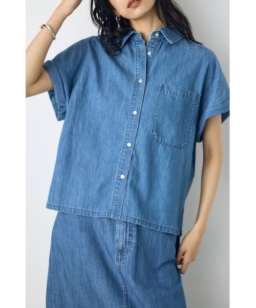 AZUL by moussy（アズールバイマウジー）の「【セットアップ対応】【身長/骨格別着用画像あり】ライトオンスデニムロールアップシャツ　半袖　春服　夏服　秋服（シャツ/ブラウス・レディース・ワンウォッシュ/オフホワイト/ブルー・SMALL/MEDIUM）」の3枚目の写真