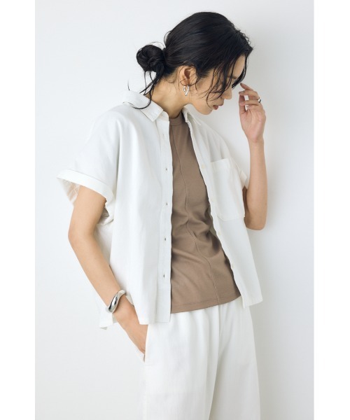 AZUL by moussy（アズールバイマウジー）の「【セットアップ対応】【身長/骨格別着用画像あり】ライトオンスデニムロールアップシャツ　半袖　春服　夏服　秋服（シャツ/ブラウス・レディース・ワンウォッシュ/オフホワイト/ブルー・SMALL/MEDIUM）」の4枚目の写真