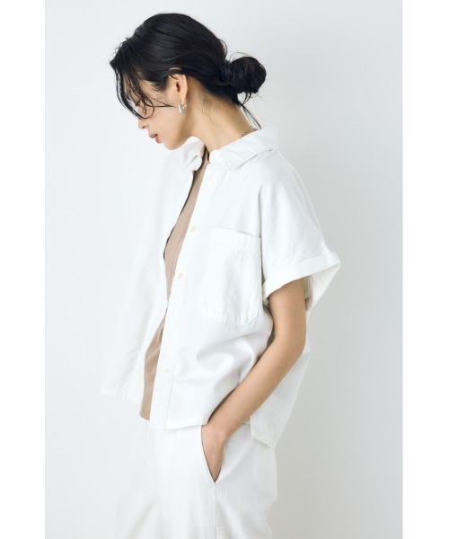 AZUL by moussy（アズールバイマウジー）の「【セットアップ対応】【身長/骨格別着用画像あり】ライトオンスデニムロールアップシャツ　半袖　春服　夏服　秋服（シャツ/ブラウス・レディース・ワンウォッシュ/オフホワイト/ブルー・SMALL/MEDIUM）」の6枚目の写真