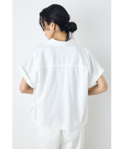 AZUL by moussy（アズールバイマウジー）の「【セットアップ対応】【身長/骨格別着用画像あり】ライトオンスデニムロールアップシャツ　半袖　春服　夏服　秋服（シャツ/ブラウス・レディース・ワンウォッシュ/オフホワイト/ブルー・SMALL/MEDIUM）」の7枚目の写真