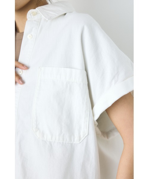 AZUL by moussy（アズールバイマウジー）の「【セットアップ対応】【身長/骨格別着用画像あり】ライトオンスデニムロールアップシャツ　半袖　春服　夏服　秋服（シャツ/ブラウス・レディース・ワンウォッシュ/オフホワイト/ブルー・SMALL/MEDIUM）」の9枚目の写真